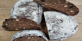 Хлеб темный фруктовый