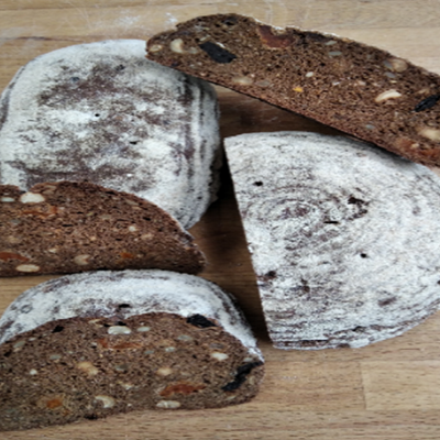 Хлеб темный фруктовый