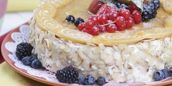 Торт блинный клубничный